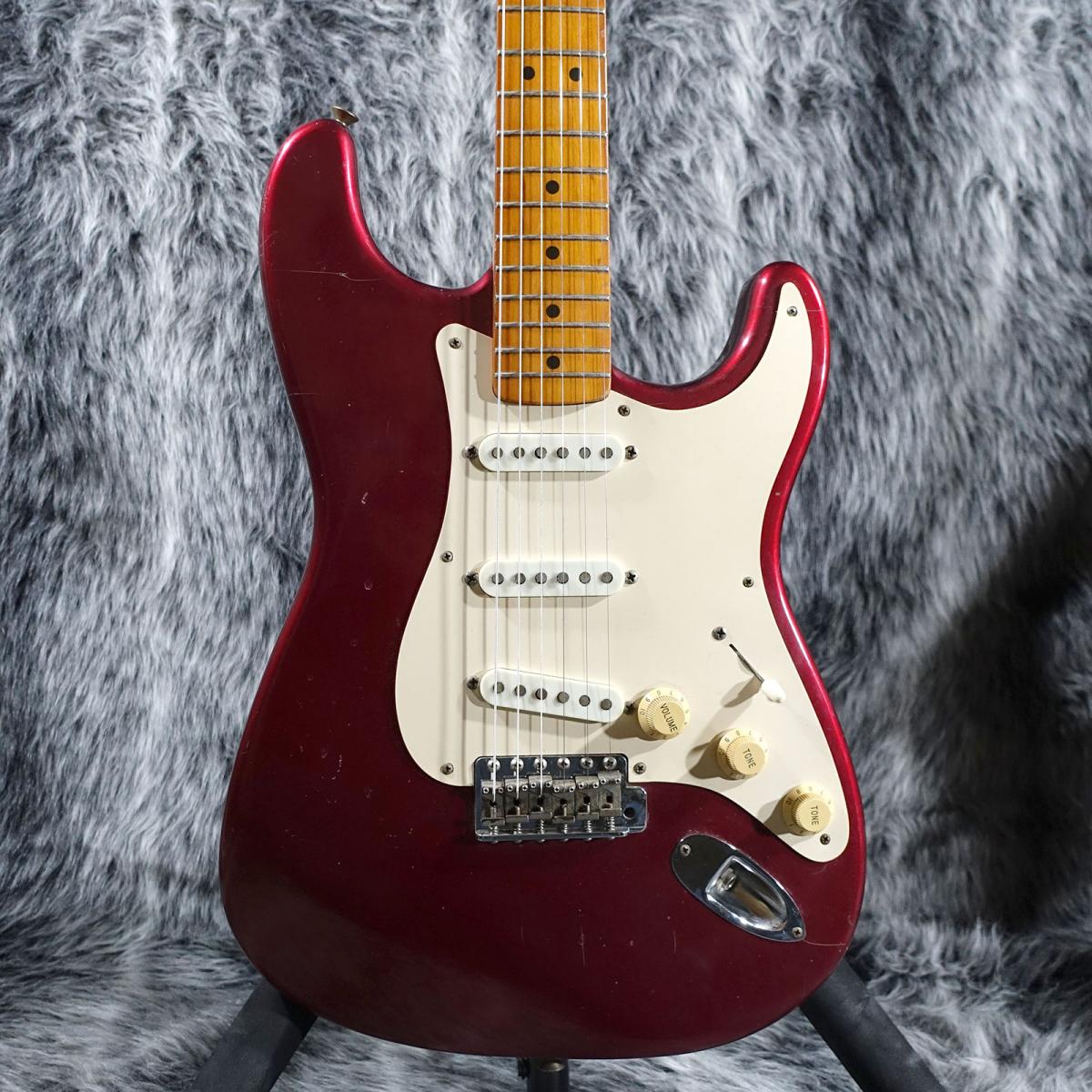 American Vintage 57 Stratocaster Candy Apple Red Fender USA