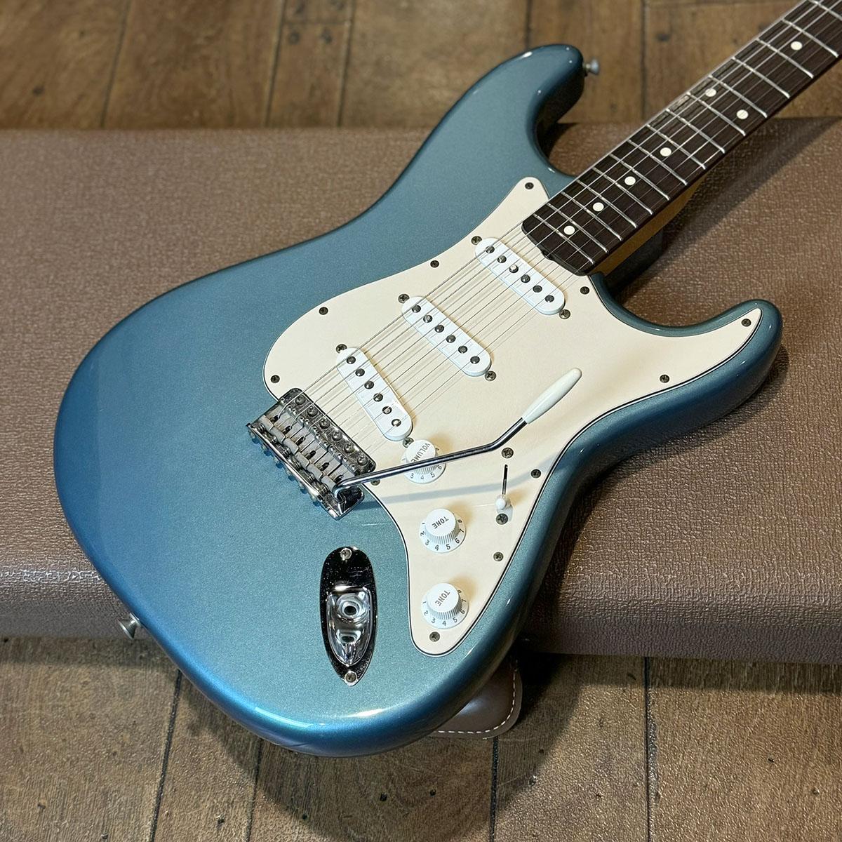 American Vintage 62 Stratocaster Thin Lacquer Lake Placid Blue
