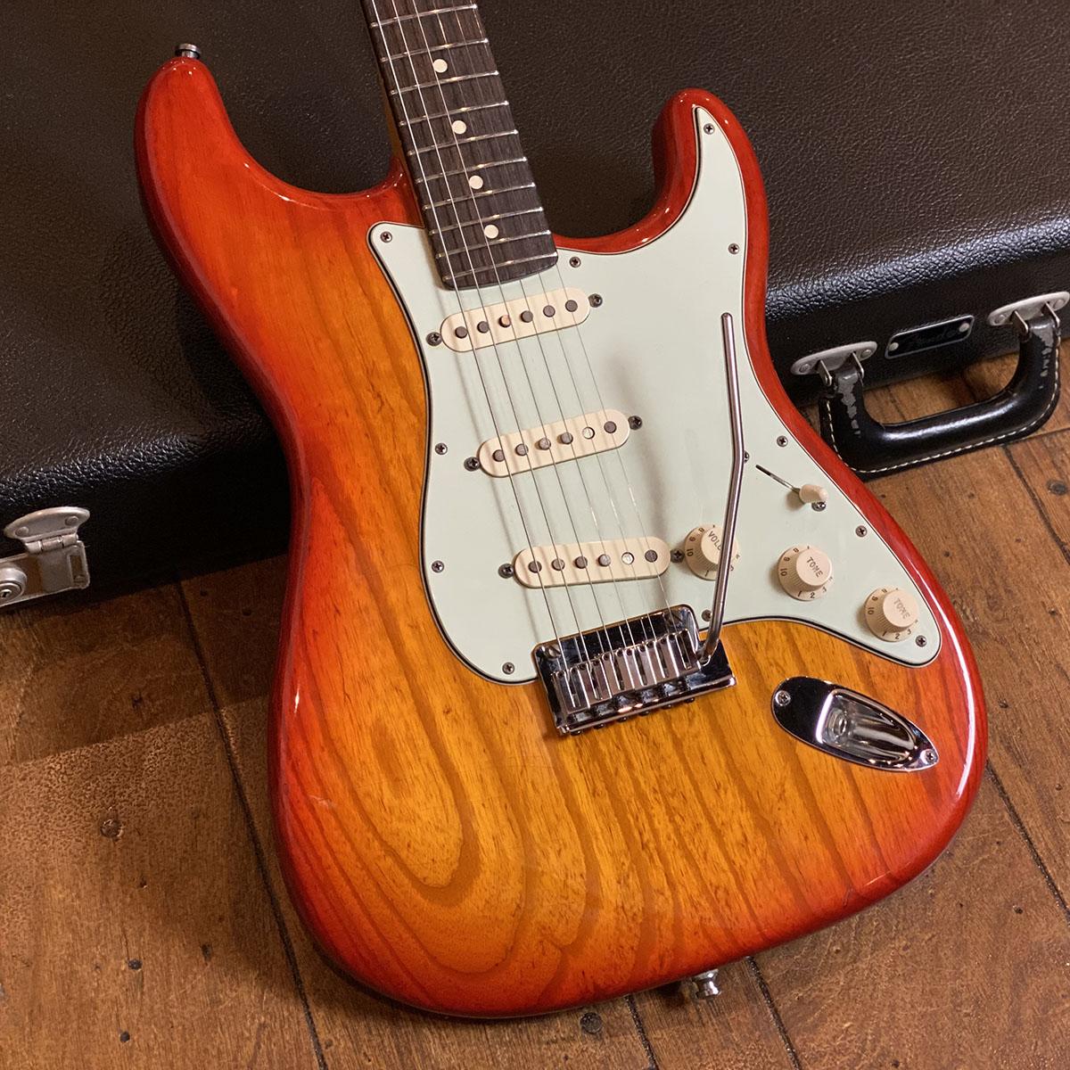 Fender Custom Shop Custom Deluxe Stratocaster Aged Cherry Sunburst 